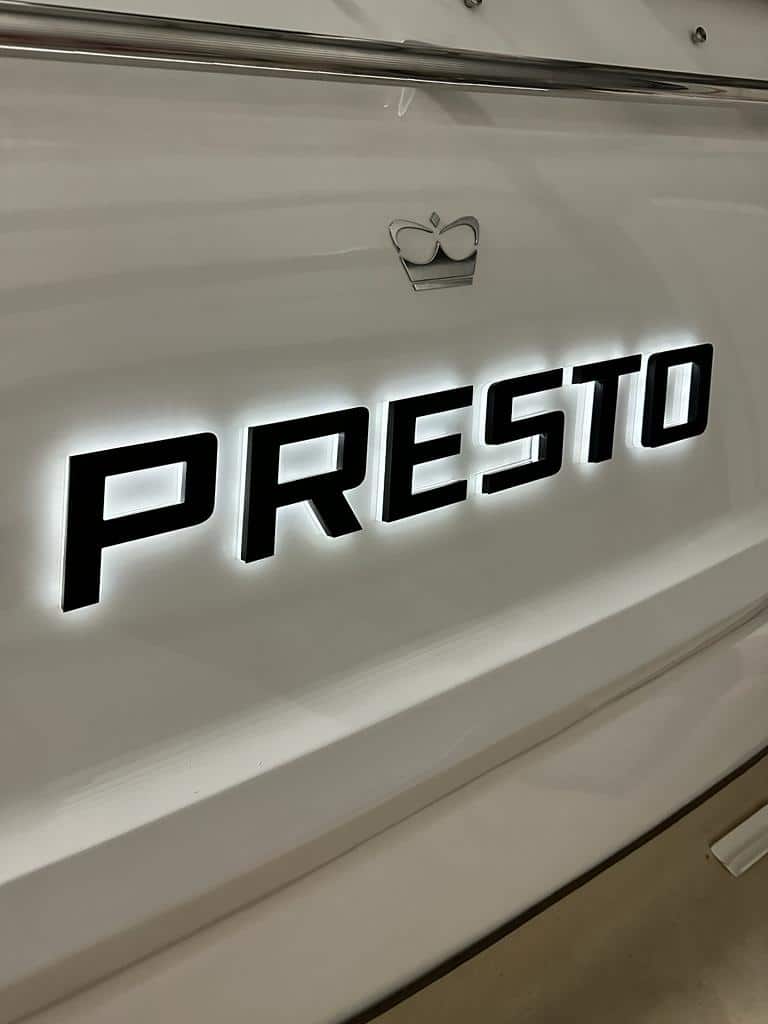 verlichte rvs letters presto op princess yacht