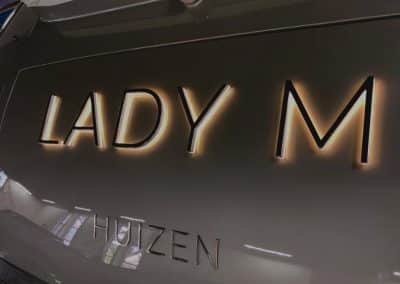 LADY M VERLICHTE RVS LETTERS WARM WIT GEMONTEERD IN JACHTHAVEN HUIZEN